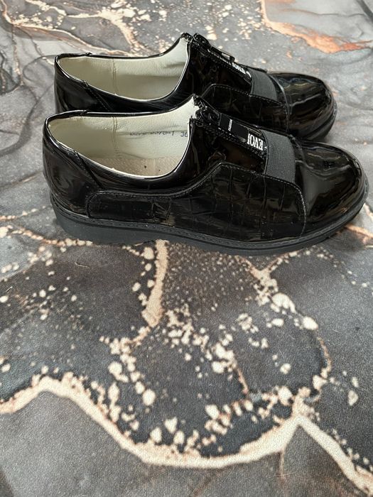 Продам туфли для девочки 36 размер