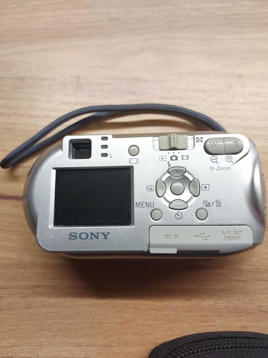 Фотоапарат Sony със зарядно