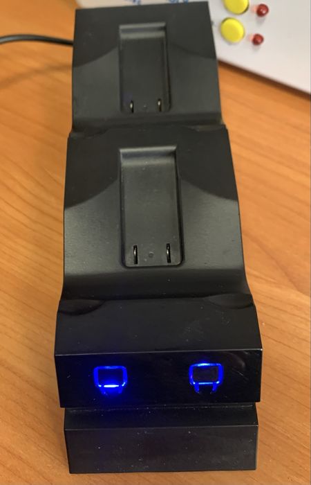 Зарядна станция за джойстици за Playstation 4, PS4, Плейстейшън 4