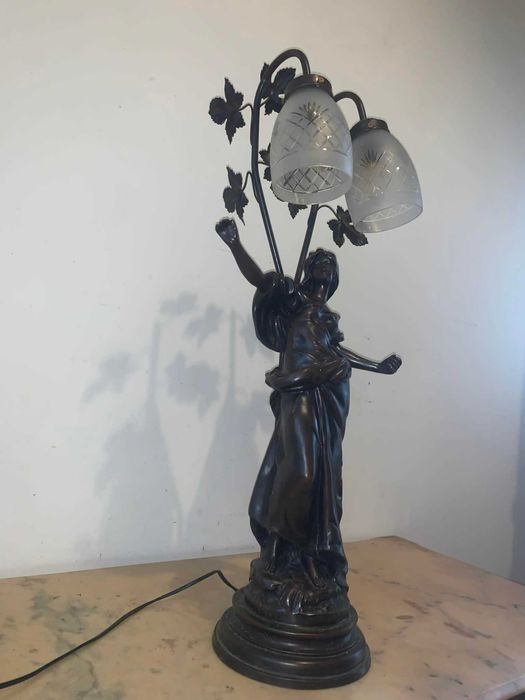 Statuie veioza cu doua brate