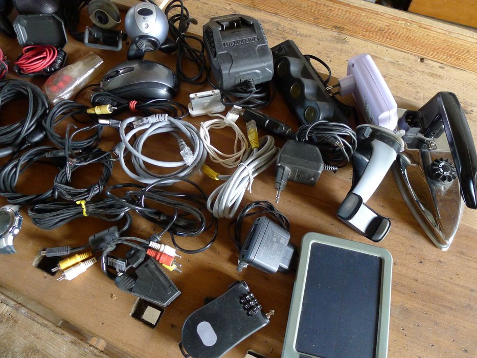 Set cabluri boxe, încărcătoare, minicamere video, ceas, pistol și creion lipit, radio etc
