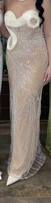 Рокля бежава с сребристо и перли