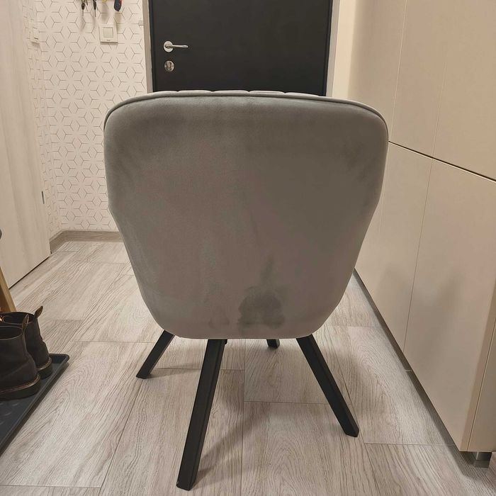 Scaun/fotoliu rotativ gri din catifea si baza rotativă din lemn masiv.