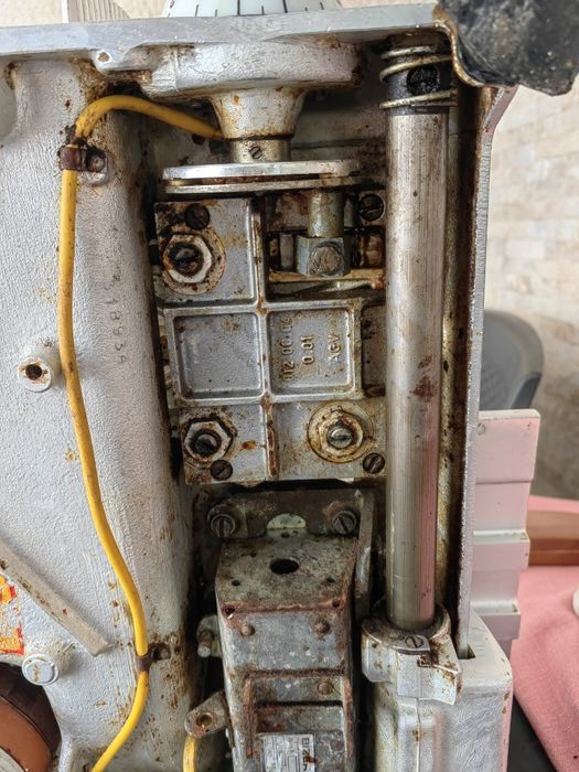 Продавам професионална кухненска машина за рязане