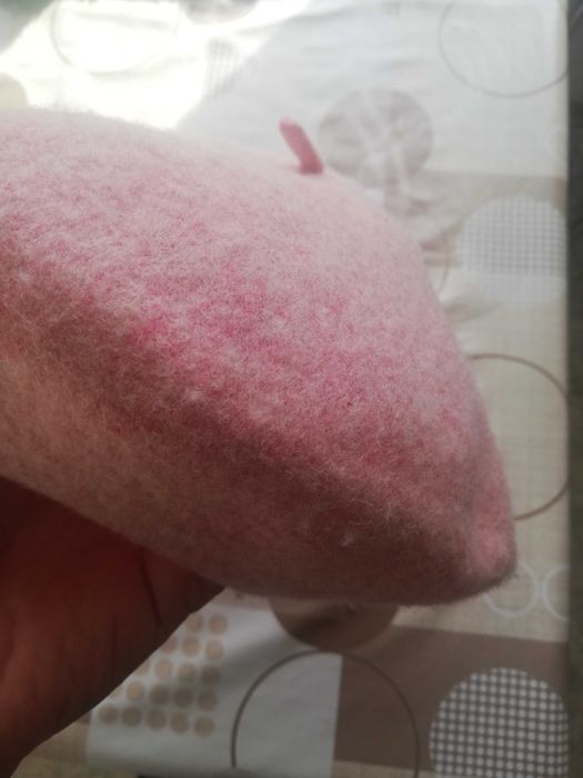 Продам б/у женские беретки