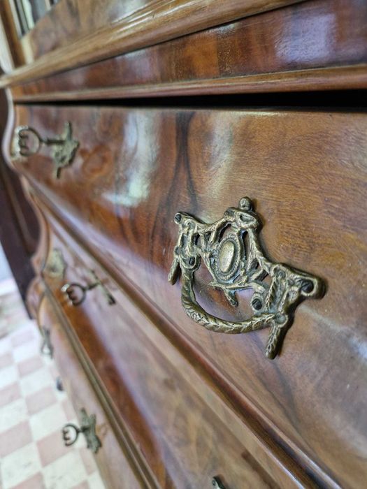 Разкошен шкаф-витрина от орех в стил Барок