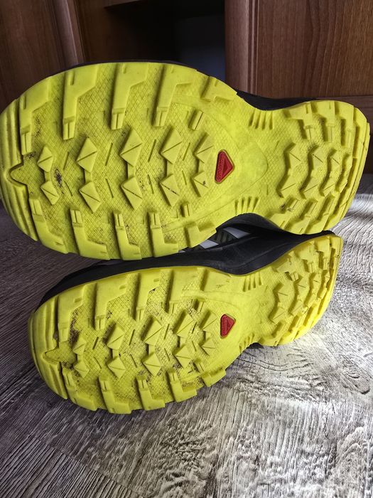 Salomon XA Pro V8 Mid CSWP в черно с ярки жълти и маслиненозелени акценти.