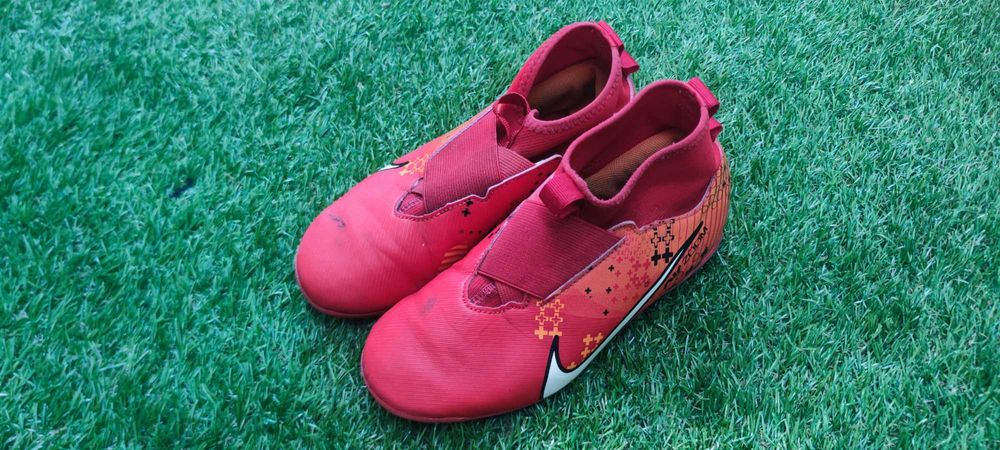 Детски футболни бутонки Найк