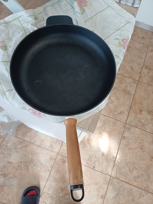 Tigaie cu maner din fonta