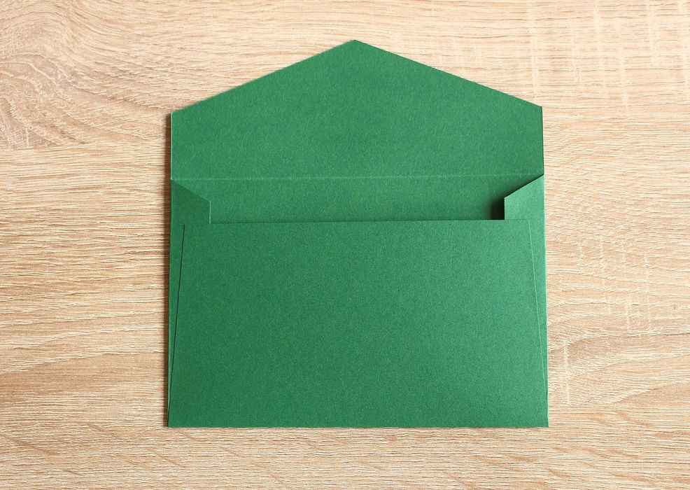 Цветни пликове за писма покани ваучери. Зелен син червен жълт черен