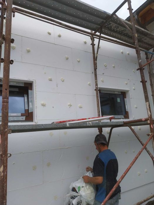 Constructii case la rosu