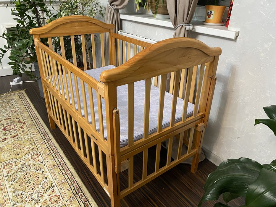 Манеж деревянный  продам срочно