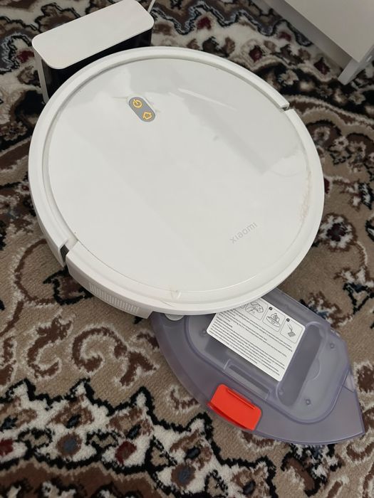 Продам Xiaomi Robot Vacuum E10 — компактный робот-пылесос.