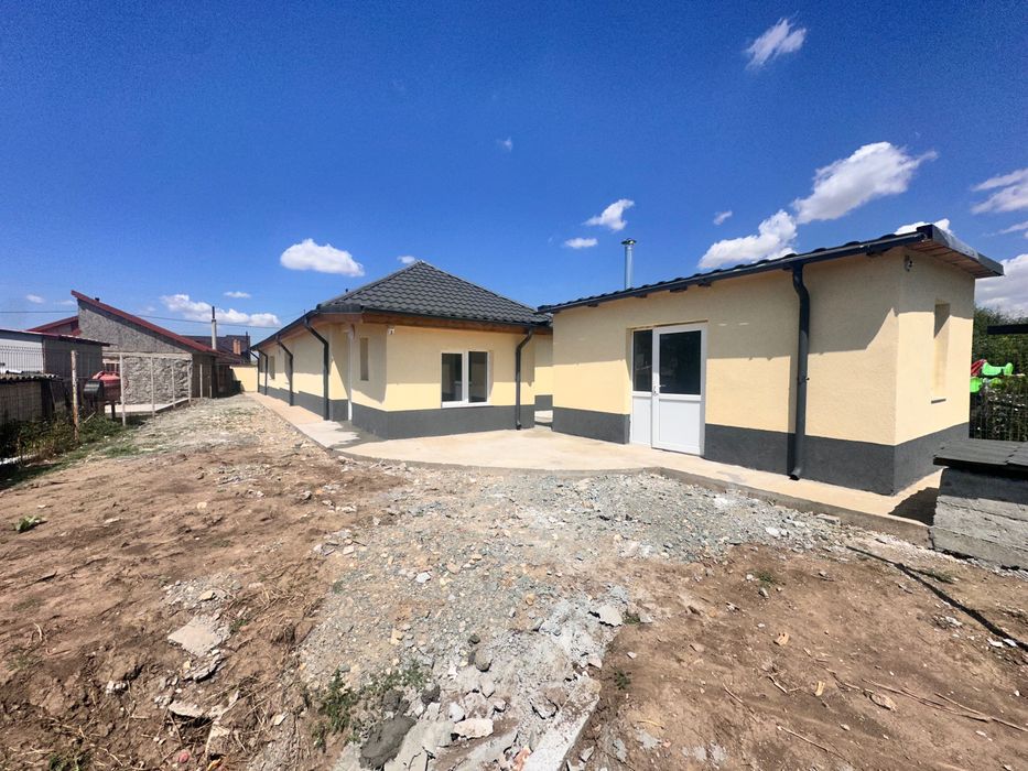 Casă renovată, 2 corpuri, teren 965 mp – Corbu