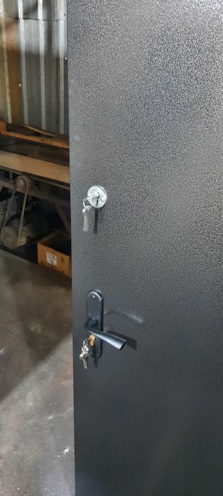 Металлические утеплённые входные двери