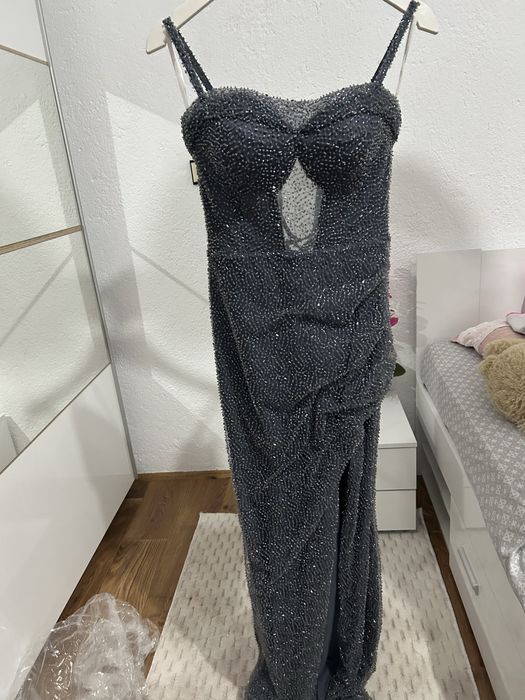 Бална рокля в сив цвят носена само един път, напълно нова. Размер: