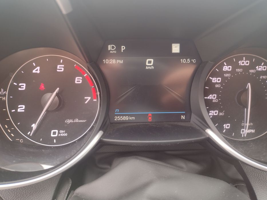 Топ състояние Alfa Romeo Giulia 2.0 Ti RWD