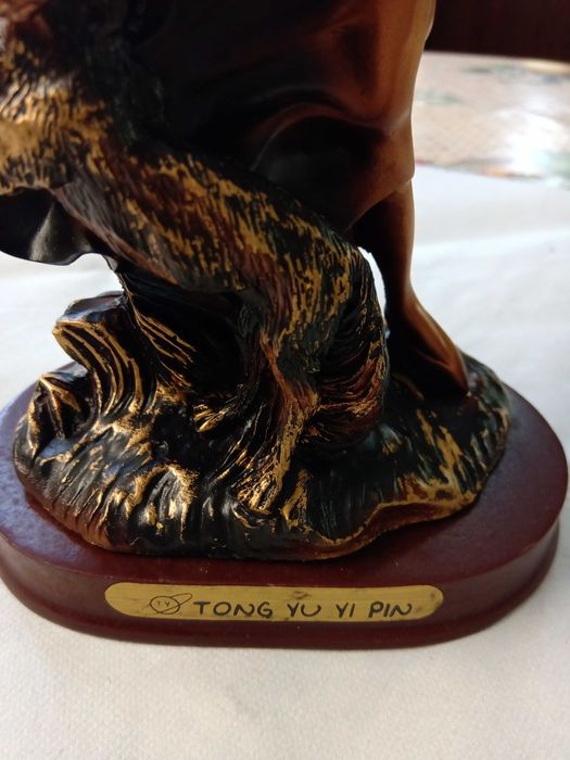 Статуетка ефектна и красива кафява и червена