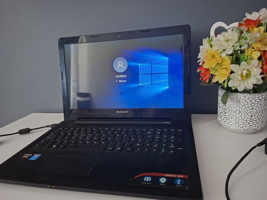 Laptop Lenovo 15 inch ecran  G50  intel i5. 4gb ram.  Hdd 1 terra  video Amd 4 gb