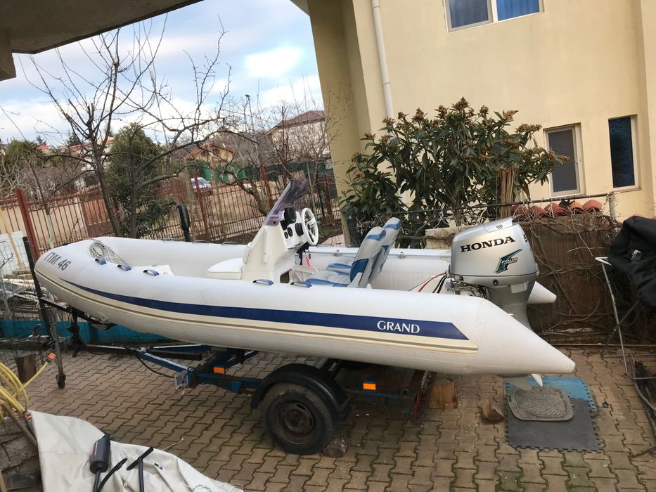 РИБ Лодка Grand 470 с двигател HONDA 50hp и колесар, оборудвана.