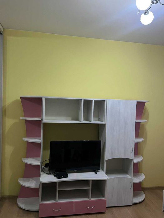 Продавам секция с размери 3 м дълга на 1.6 м висока. Цена 300 лева.