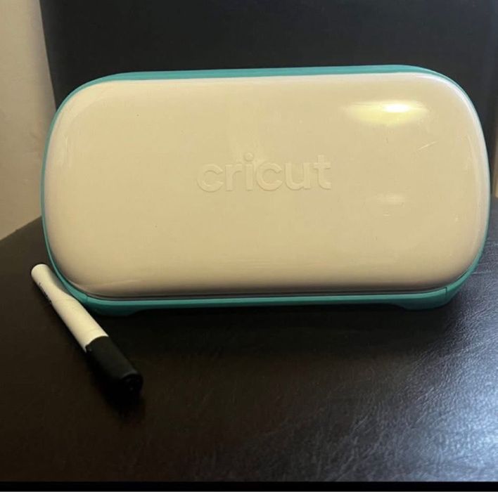 Vând Cricut Joy aproape nou