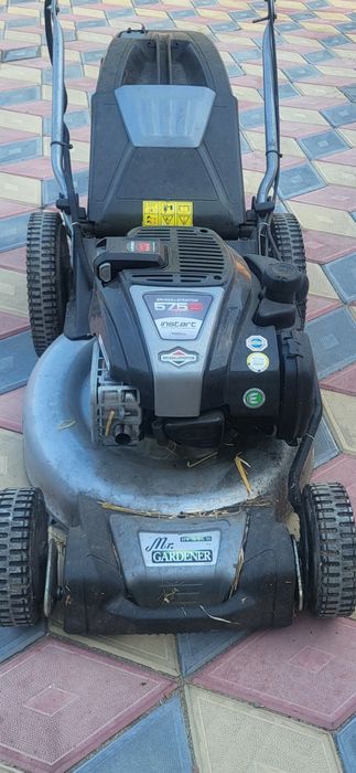 Masina de tuns iarba ,pornire la buton