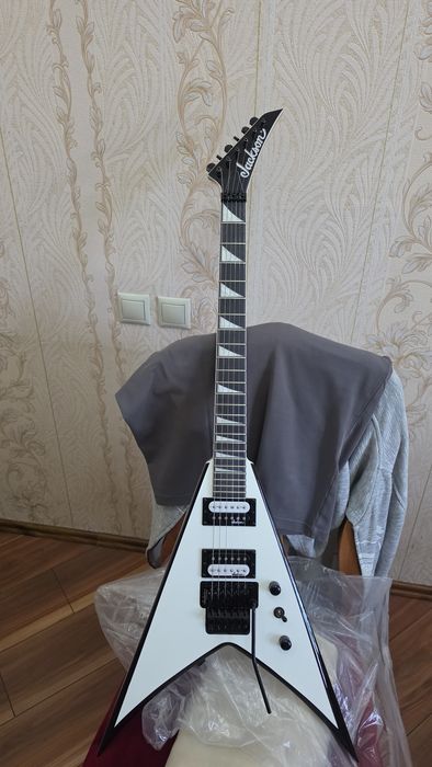 Продаётся гитара Jackson Series King-V JS32 белая