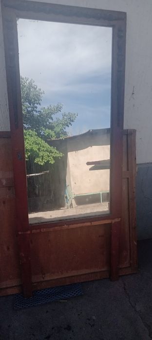 Койки. Телевизор. Трюмо. Зеркало.