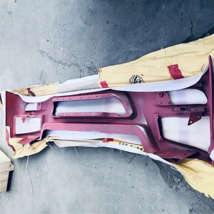 Бампер Хова 2010 (белый и красный )