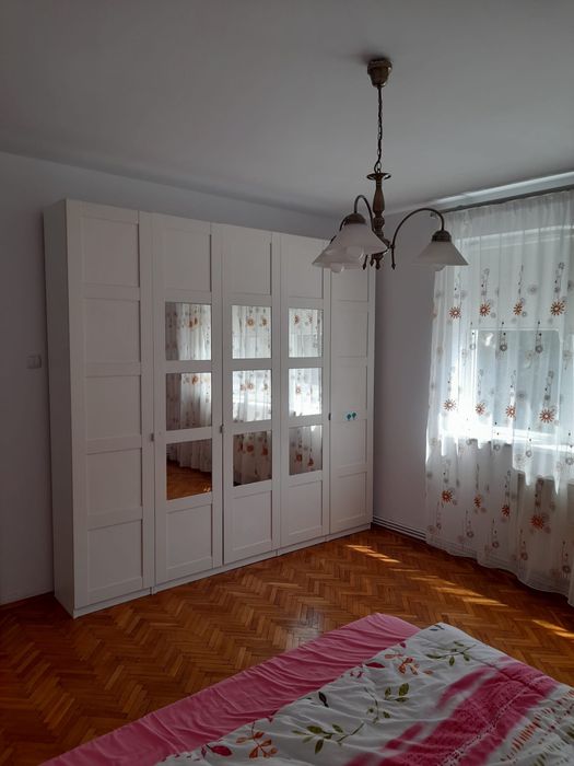 Inchiriez apartament in str. Plopilor