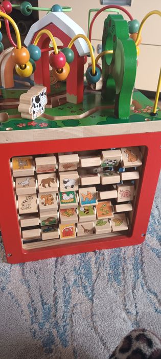 Дървен интерактивен куб