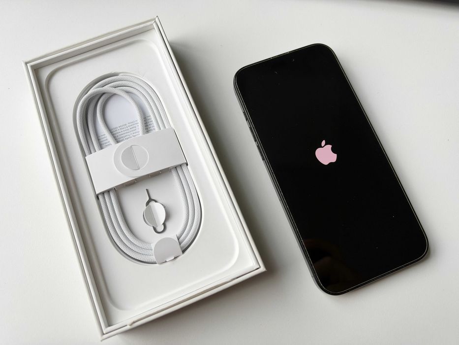 iPhone 16 Pro Max, Black Titanium с оставаща 1 година гаранция