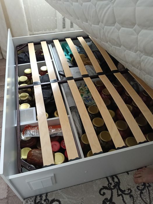 Продам кровать без матраса.