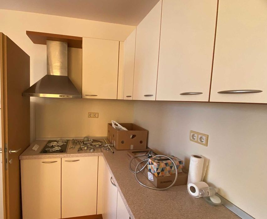 Перфектна кухня, суперзапазена с абсорбатор , мивка, смесител, котлони