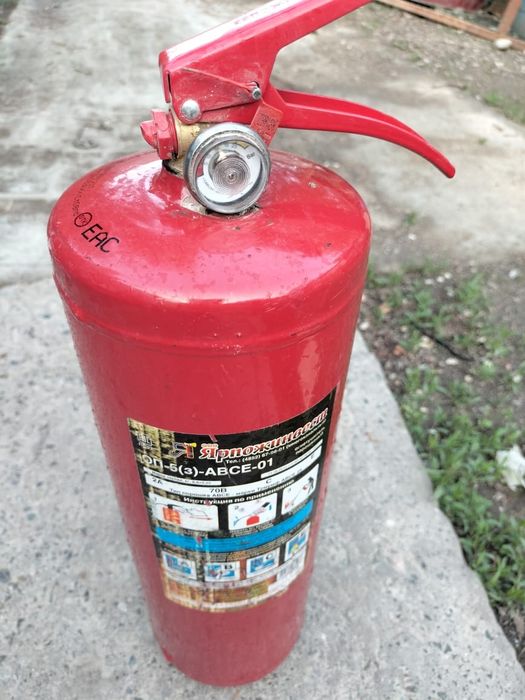 Огнетушители 2 штуки новые