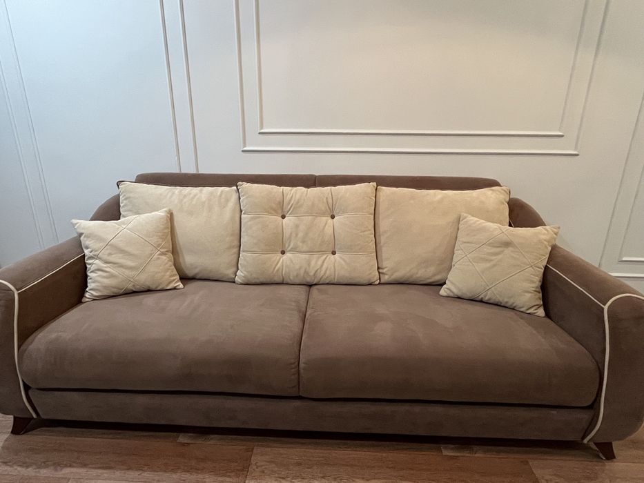 Диван для гостиной.