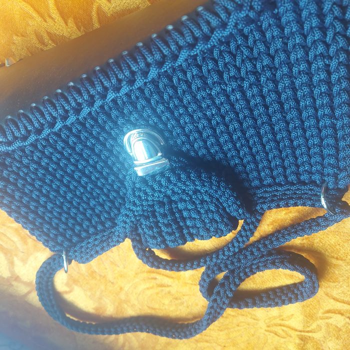 Продаются нарядные сумочки.