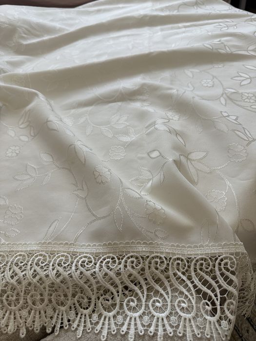 Продам бежевую станевую скатерть 3 м × 1,5 м, как новая