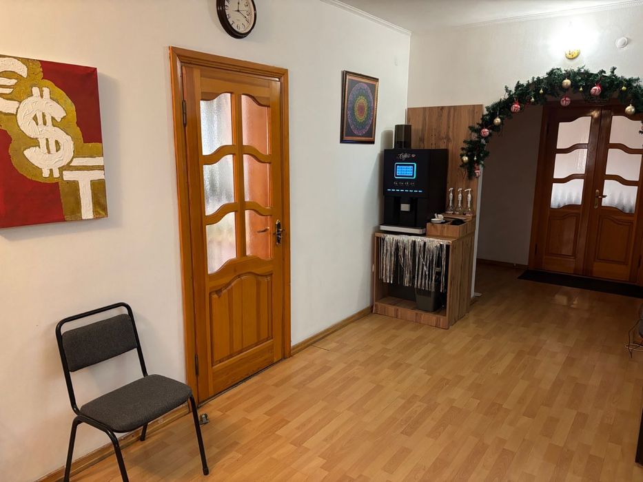 Сдам в аренду офисные помещения в отдельно стоящем 3х этажном доме.