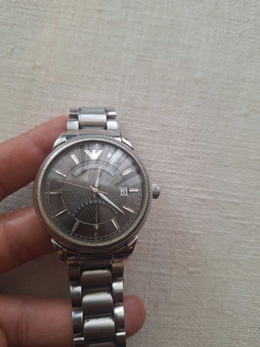 Часовник Armani  c батерия Коледна промоция.