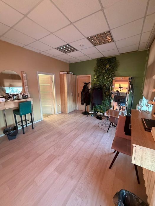 Бьюти-студия в цертре, столы визажиста