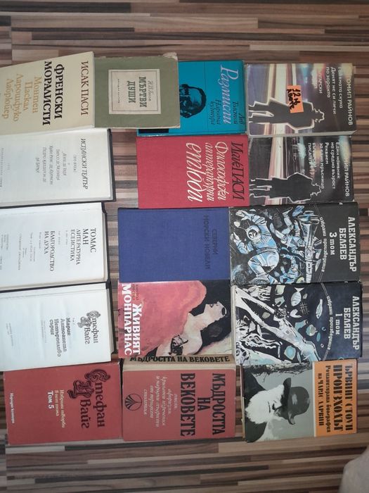 Книги  стари и нови, медицина,  речници,  разговорници и мн.други