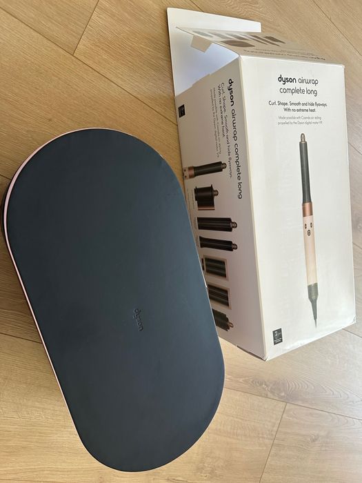 Dyson Airwrap cu toate accesoriile si cutie