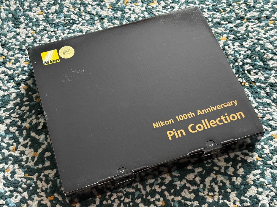 Colectie aniversara de insigne (pin) 100 ani aparate foto Nikon