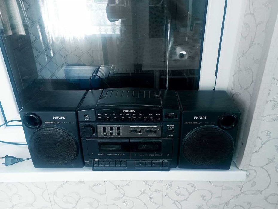 Продается винтажный 2 кассетный -радио проигрыватель PHILIPS AW7520