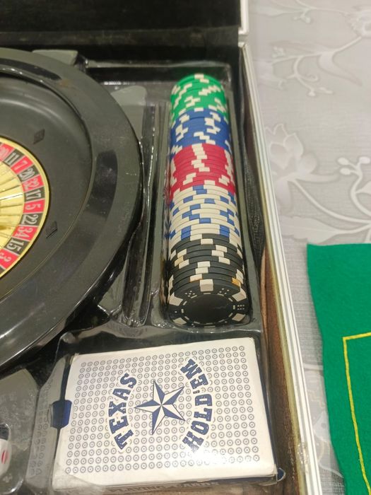 Казино с полком и фишками