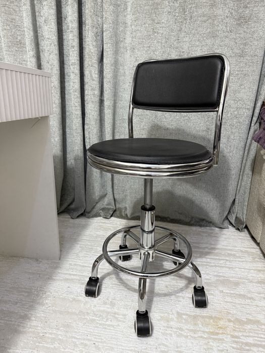 Продается стулья на колёсах 1шт