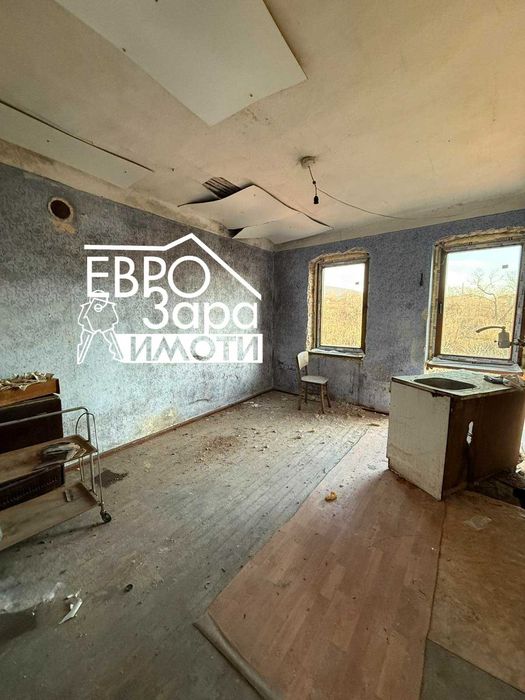 Двуетажна масивна къща за продажба в Центъра на село Колена