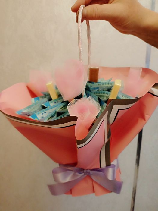 Денежный букет со сладостями